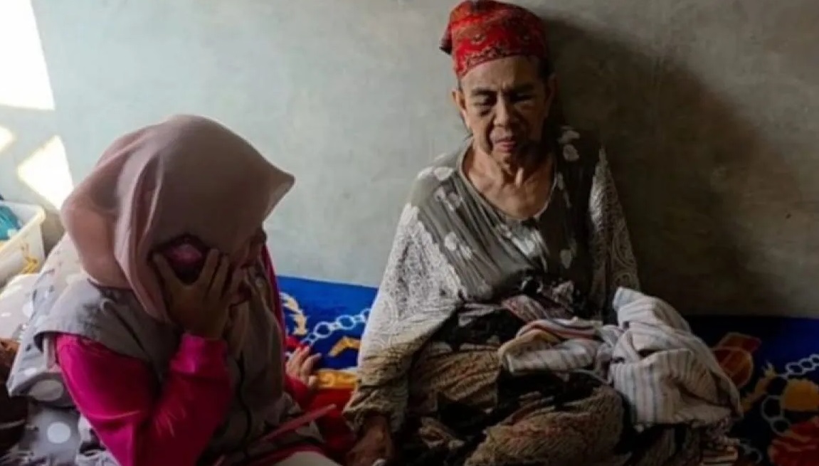 Nenek Asyiah (75) warga Desa Bunijaya, Kecamatan Warungkondang, Cianjur, Jawa Barat, mengalami penganiayaan karena dituding sebagai pelaku penculikan saat hendak pulang ke rumah. (Ahmad Fikri)