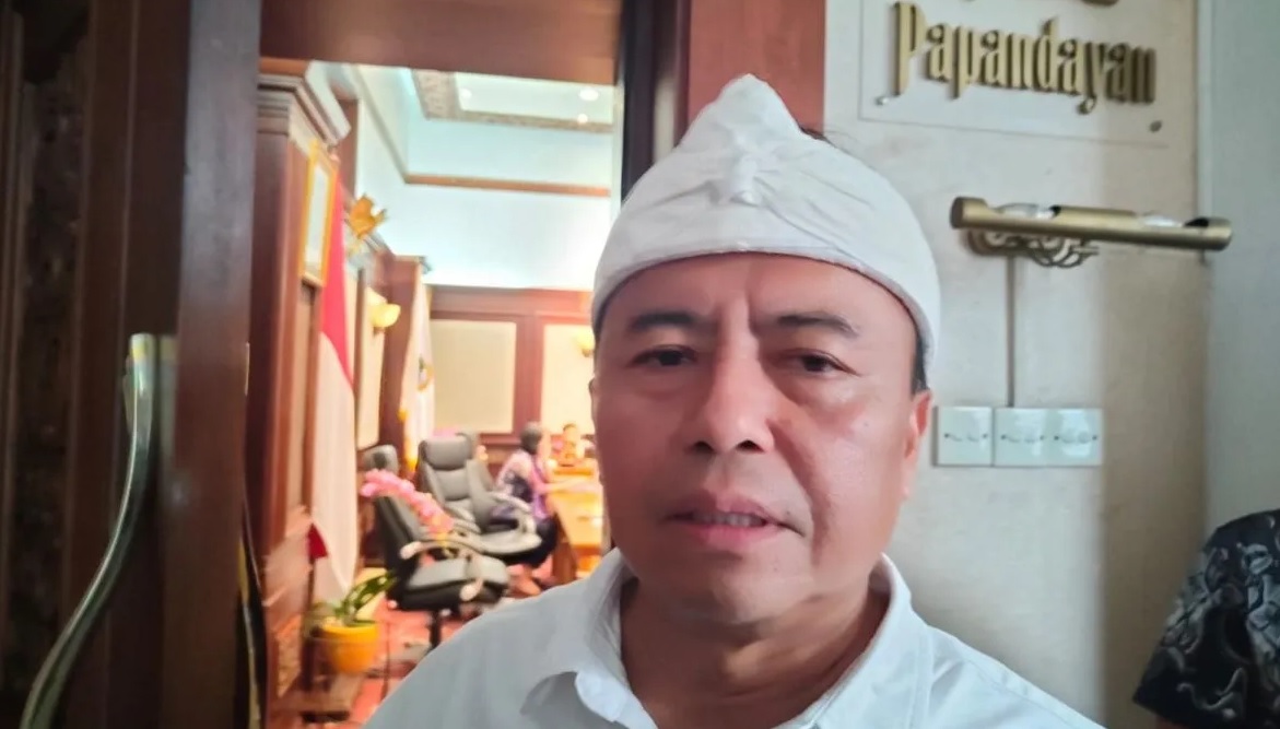 Sekretaris Daerah Jawa Barat Herman Suryatman memerikan keterangan di Gedung Sate Bandung, Jumat (9/5/2025). 