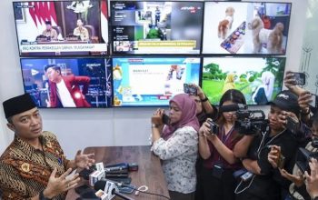 Mensesneg Prasetyo Hadi menjawab pertanyaan wartawan di kompleks Istana Kepresidenan, Jakarta, Jumat (9/5/2025). (Galih Pradipta)