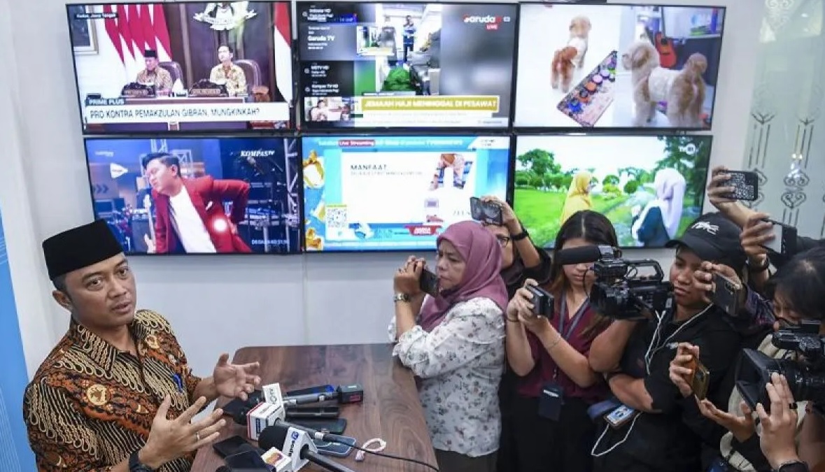 Mensesneg Prasetyo Hadi menjawab pertanyaan wartawan di kompleks Istana Kepresidenan, Jakarta, Jumat (9/5/2025). (Galih Pradipta)