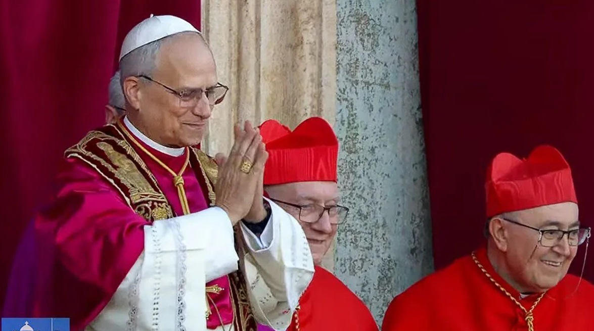 Kardinal Robert Francis Prevost dari Amerika Serikat sebagai Paus terpilih ke-267 dengan nama Paus Leo XIV menyapa ribuan umat Katolik yang berkumpul di alun-alun Basilika Santo Petrus, Vatikan, Kamis (8/5/2025) waktu setempat.