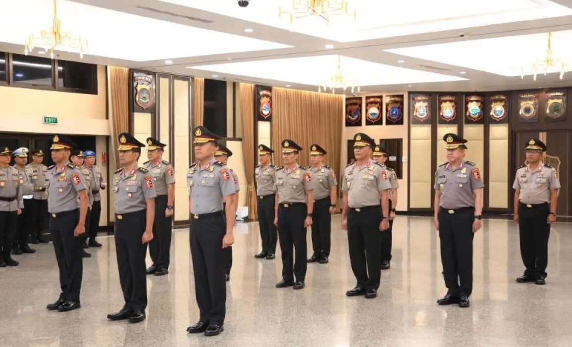 Upacara korps raport kenaikan pangkat 13 perwira tinggi (pati) Polri di Gedung Rupatama Mabes Polri, Jakarta, Rabu (30/4/2025). (Divisi Humas Polri)