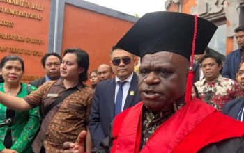 Menteri HAM Natalius Pigai merespons soal kebijakan Jawa Barat kirim siswa nakal ke barak militer, Denpasar, Bali, Sabtu (10/5/2025). (Ni Putu Putri Muliantari)