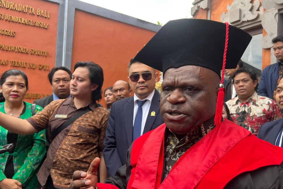 Menteri HAM Natalius Pigai merespons soal kebijakan Jawa Barat kirim siswa nakal ke barak militer, Denpasar, Bali, Sabtu (10/5/2025). (Ni Putu Putri Muliantari)