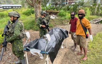 Evakuasi korban serangan Organisasi Papua Merdeka (OPM) terhadap tenaga pendidik dan kesehatan di Distrik Anggruk, Kabupaten Yahukimo, Papua Pegunungan, (Puspen TNI)