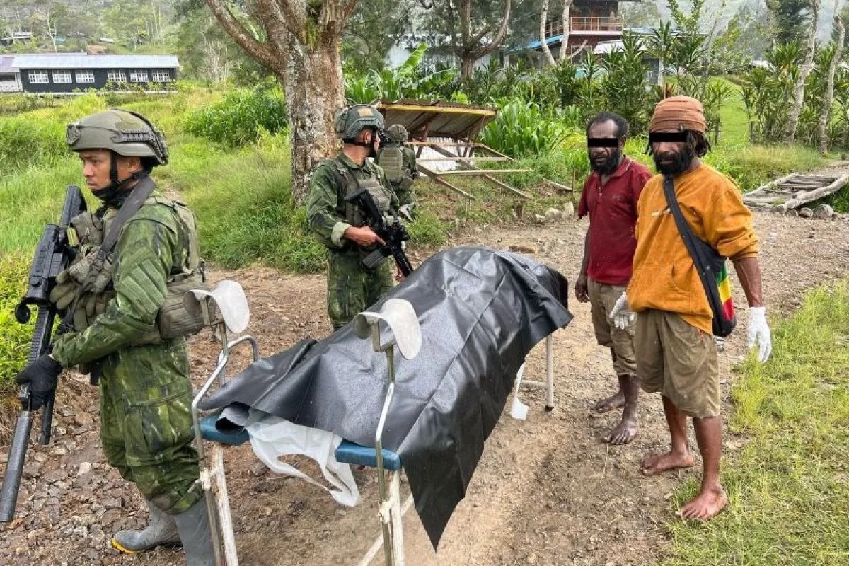 Evakuasi korban serangan Organisasi Papua Merdeka (OPM) terhadap tenaga pendidik dan kesehatan di Distrik Anggruk, Kabupaten Yahukimo, Papua Pegunungan, (Puspen TNI)