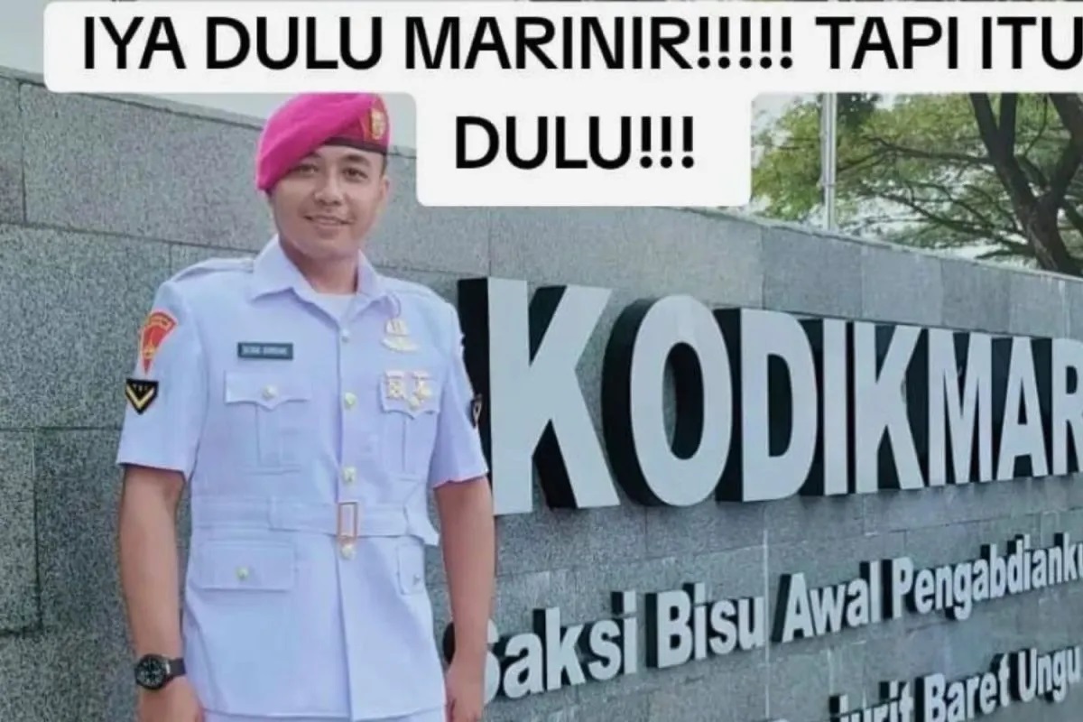 Serda Satria Arta Kumbara memakai seragam lengkap TNI AL.