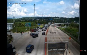 kepadatan lalu lintas kembali terjadi di Exit Tol Parungkuda Bocimi saat libur panjang pada Minggu, 11 Mei 2025.