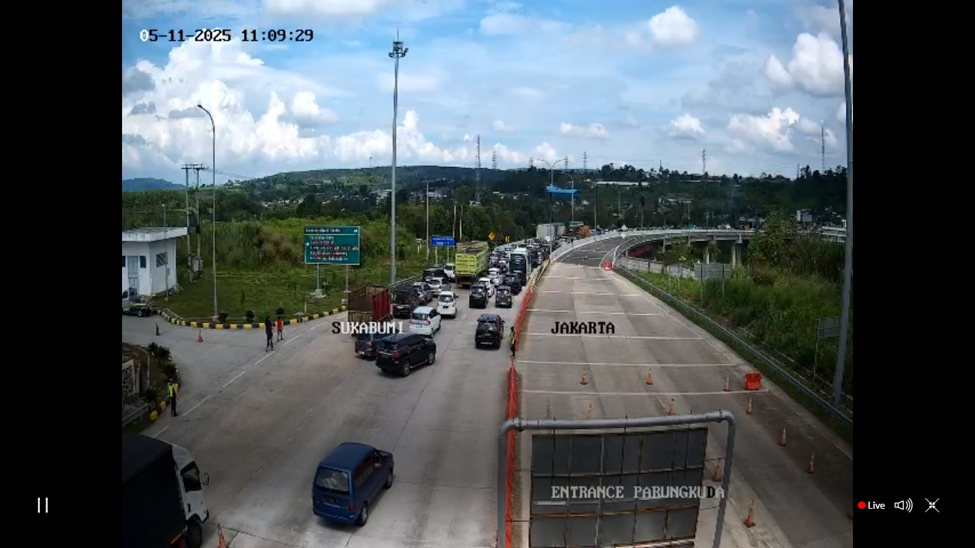 kepadatan lalu lintas kembali terjadi di Exit Tol Parungkuda Bocimi saat libur panjang pada Minggu, 11 Mei 2025.