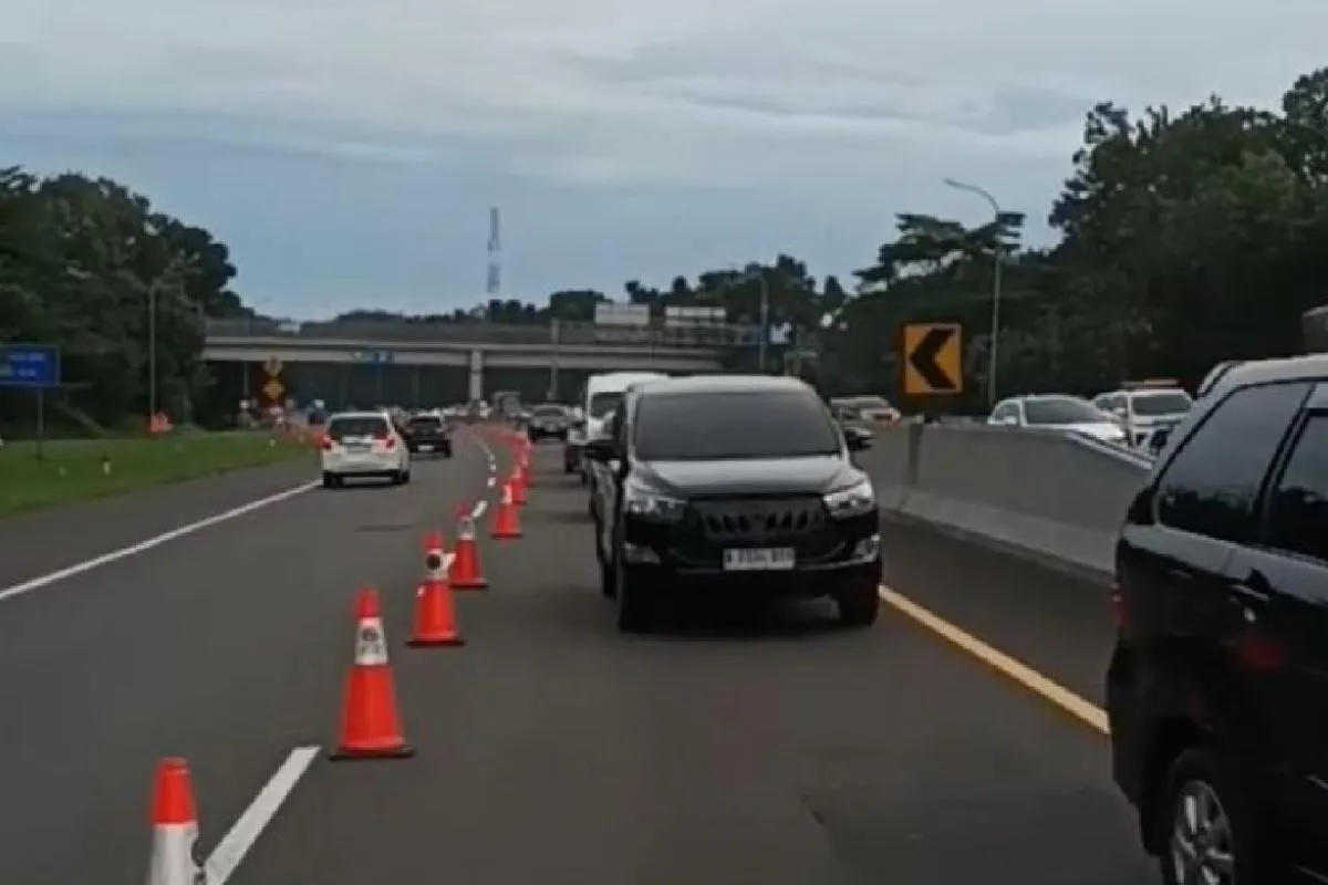 Pemberlakuan rekayasa lalu lintas contraflow di Tol Jagorawi arah Puncak atas diskresi Kepolisian. (Jasa Marga)