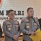 Kepala Biro Penerangan Masyarakat (Karopenmas) Divhumas Polri Brigjen Pol. Trunoyudo Wisnu Andiko (tengah kanan) bersama Kabagpenum Divisi Humas Polri Kombes Pol. Erdi A. Chaniago (tengah kiri) dan tim kuasa hukum tersangka SSS berbicara dengan awak media di Gedung Bareskrim Polri, Jakarta, Minggu (11/5/2025).