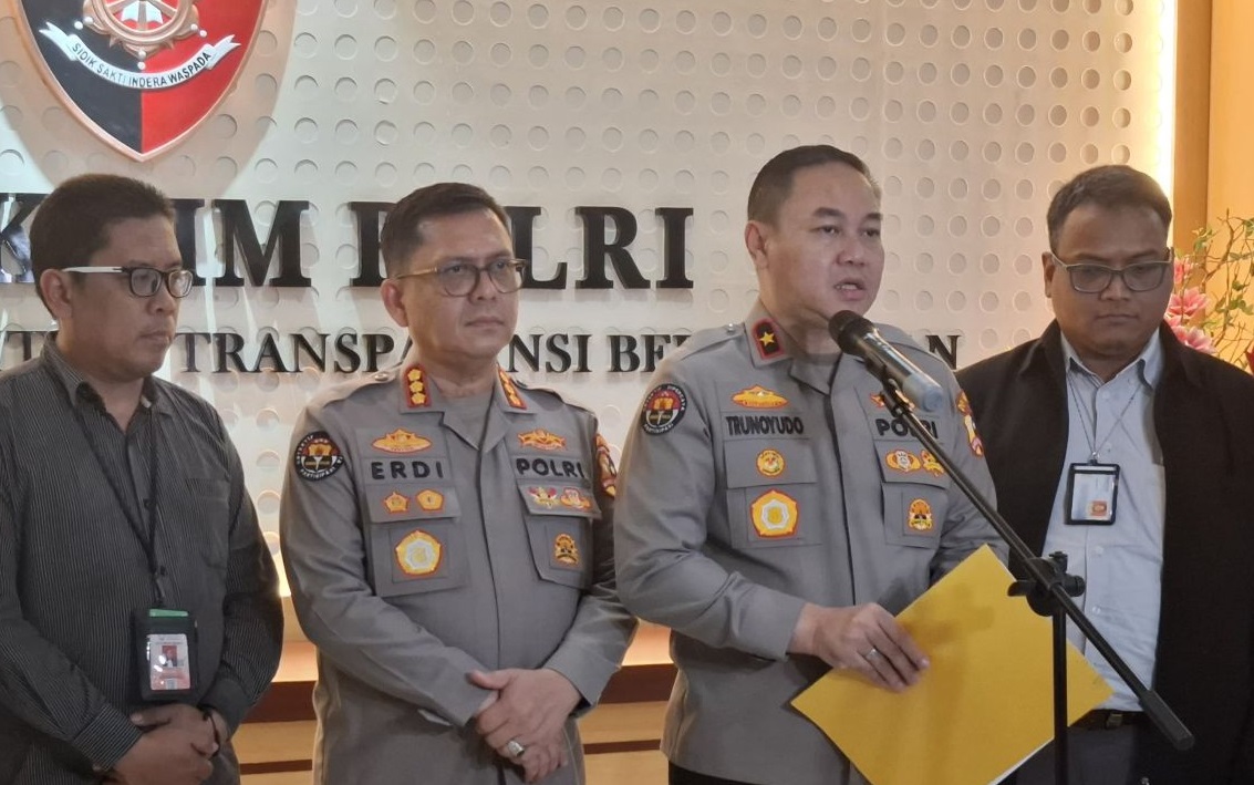 Kepala Biro Penerangan Masyarakat (Karopenmas) Divhumas Polri Brigjen Pol. Trunoyudo Wisnu Andiko (tengah kanan) bersama Kabagpenum Divisi Humas Polri Kombes Pol. Erdi A. Chaniago (tengah kiri) dan tim kuasa hukum tersangka SSS berbicara dengan awak media di Gedung Bareskrim Polri, Jakarta, Minggu (11/5/2025).
