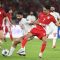 Pesepak bola Timnas Indonesia Marselino Ferdinan (kanan) berebut bola dengna pesepak bola Timnas Bahrain Ahmed Bughammar (tengah) dalam pertandingan Grup C putaran ketiga Kualifikasi Piala Dunia 2026 zona Asia di Stadion Utama Gelora Bung Karno, Senayan, Jakarta, Selasa (25/3/2025). (Muhammad Adimaja/sgd)