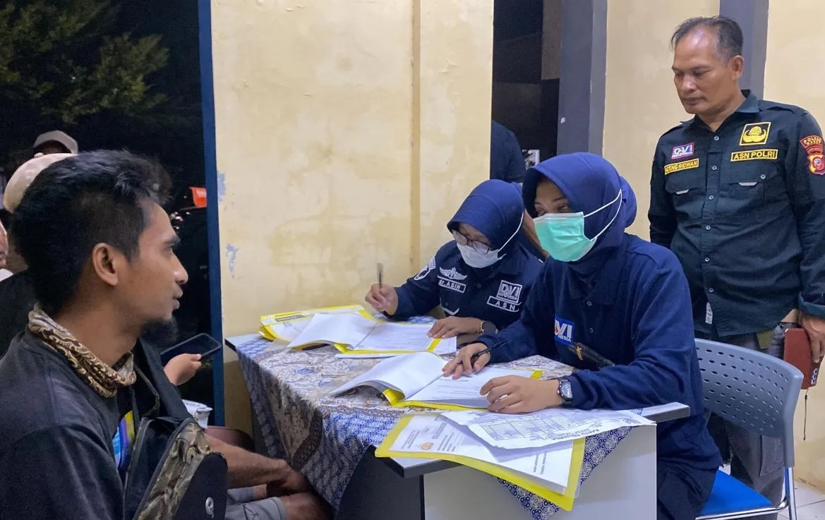 Petugas Biddokkes Polda Jabar mengambil sampel keluarga korban ledakan di RSUD Pameungpeuk, Kabupaten Garut, Jawa Barat, Senin (12/5/2025). 