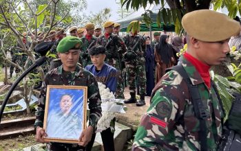 Situasi Jenazah Mayor (Cpl) Anda Rohana, prajurit Gupusmu III Jakarta yang gugur dalam ledakan di Garut saat dimakamkan di Desa Cinunuk, Kecamatan Cileunyi, Kabupaten Bandung, Jawa Barat, Selasa (13/5/2025).