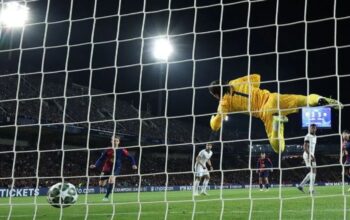Penjaga gawang Inter Milan Yann Sommer memasukkan bola ke gawang sendiri dalam leg pertama semifinal Liga Champions antara FC Barcelona dan Inter Milan di Estadi Olimpic Lluis Companys di Barcelona, Spanyol, pada 30 April 2025.