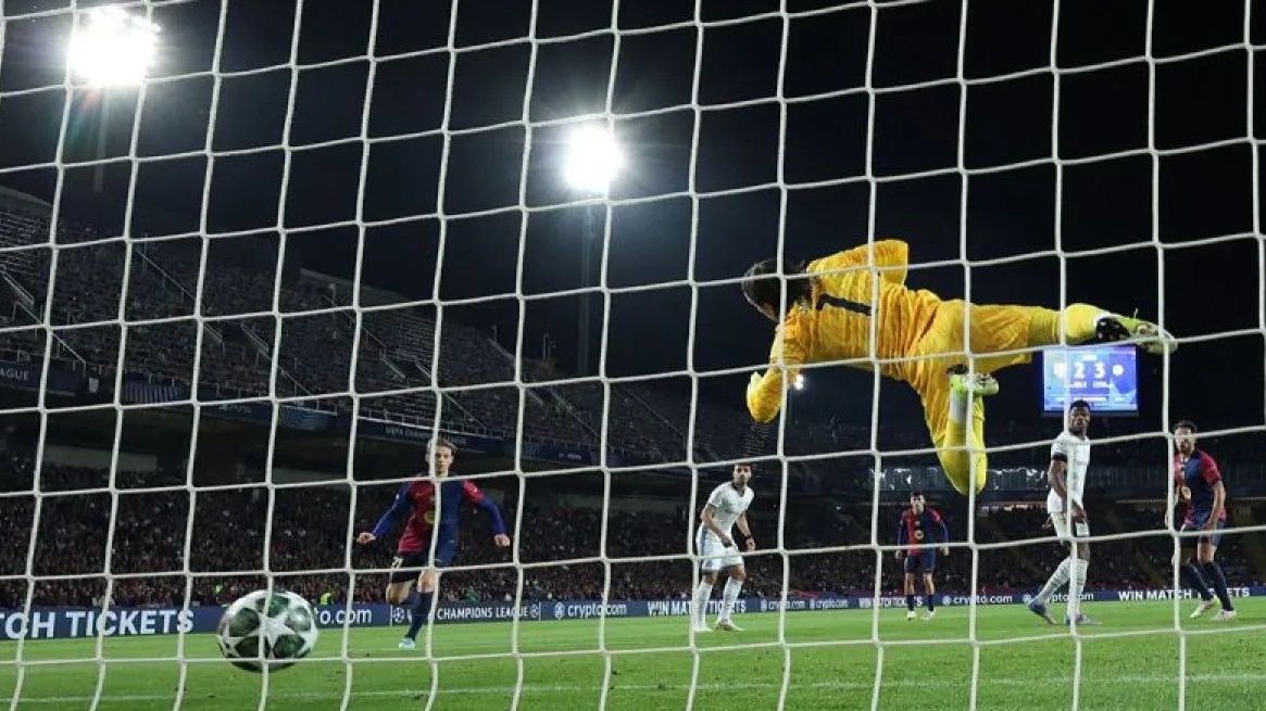 Penjaga gawang Inter Milan Yann Sommer memasukkan bola ke gawang sendiri dalam leg pertama semifinal Liga Champions antara FC Barcelona dan Inter Milan di Estadi Olimpic Lluis Companys di Barcelona, Spanyol, pada 30 April 2025.