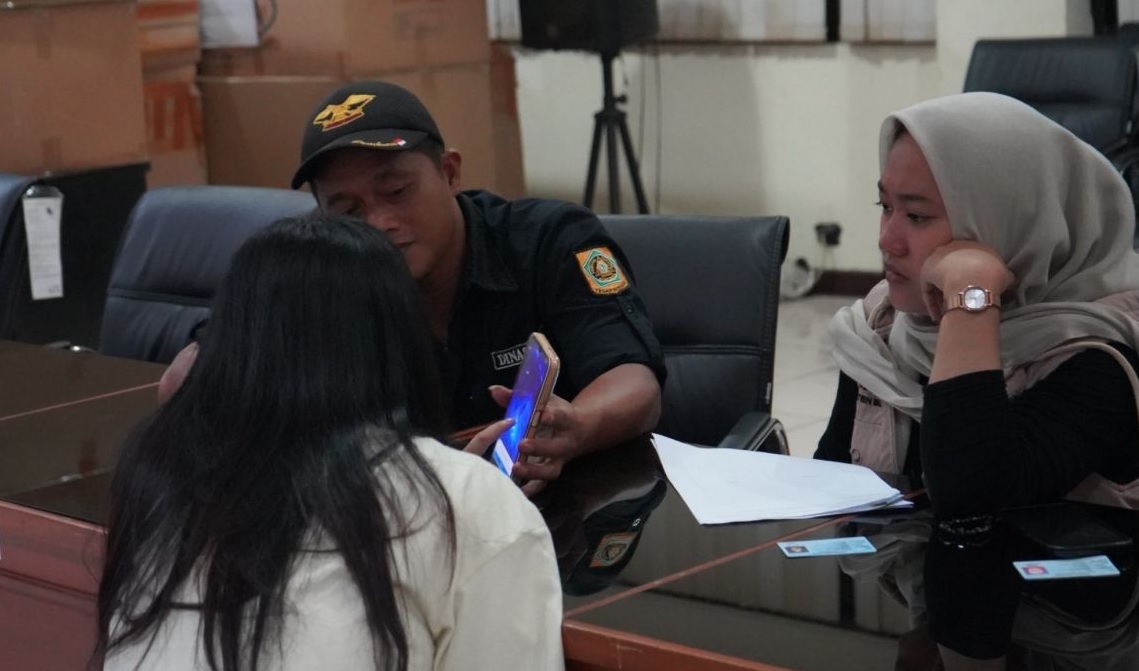 Petugas melakukan pendataan terhadap wanita diduga PSK di Mako Satpol PP, Cibinong, Kabupaten Bogor, Jawa Barat, Jumat (16/5/2025). (Satpol PP Kabupaten Bogor)