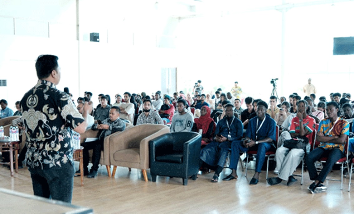 Kantor Imigrasi Kelas I Non TPI Sukabumi menggelar kegiatan edukasi keimigrasian di Universitas Nusa Putra, Kabupaten Sukabumi. (Antara/Imigrasi Sukabumi).