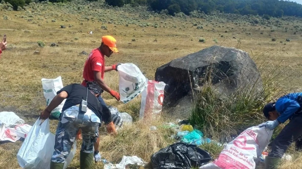 Relawan Basecamp Sauyunan Gunung Gede-Pangrango, Cianjur, Jawa Barat, melakukan operasi bersih sampah dari jalur pendakian hingga puncak gunung. ANTARA/Ahmad Fikri