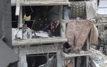 Warga Palestina memeriksa lokasi serangan udara Israel di kamp pengungsi Jabalia di Jalur Gaza utara, pada 15 Mei 2025. Sedikitnya 80 warga Palestina tewas dan puluhan lainnya terluka dalam serangan udara Israel di Gaza pada Kamis, kata sumber medis Palestina. (Xinhua)