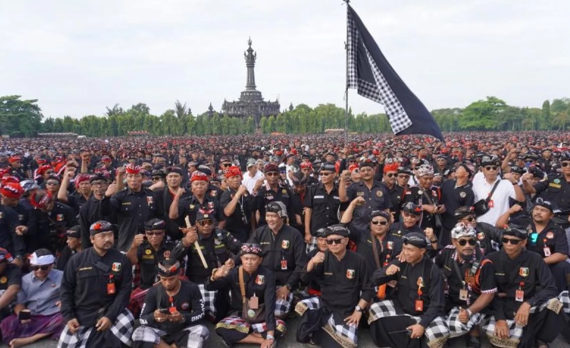 Belasan ribu pecalang dari Pasikian Pecalang Bali mengadakan deklarasi tolak preman berkedok ormas di Denpasar, Sabtu (17/5/2025).(Ni Putu Putri Muliantari)