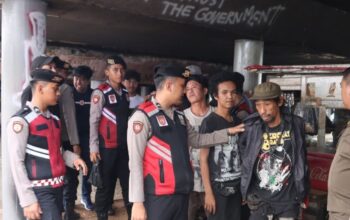 Petugas melakukan razia pelaku premanisme di wilayah Kabupaten Bogor, Jawa Barat. (Humas Polres Bogor)
