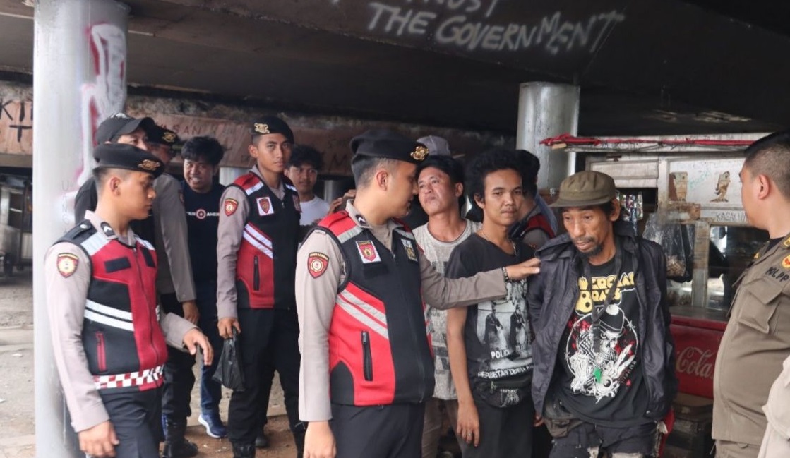 Petugas melakukan razia pelaku premanisme di wilayah Kabupaten Bogor, Jawa Barat. (Humas Polres Bogor)