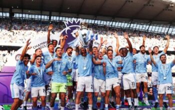 Manchester City mengangkat piala juara Liga Premier Inggris 2024. 