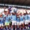 Manchester City mengangkat piala juara Liga Premier Inggris 2024. 