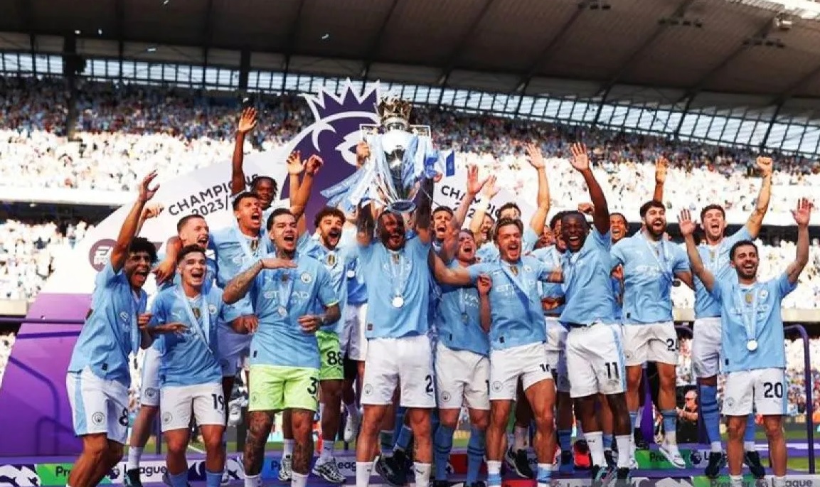 Manchester City mengangkat piala juara Liga Premier Inggris 2024.