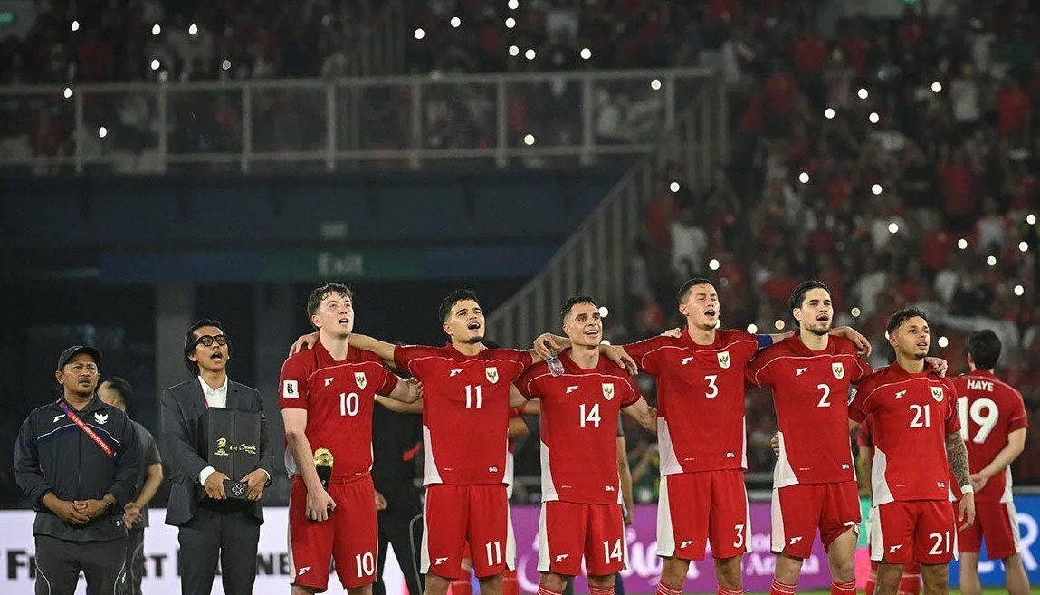Sejumlah pesepak bola dan staf Timnas Indonesia menyanyikan lagu Tanah Airku usai mengalahkan Timnas Bahrain pada laga Grup C putaran ketiga Kualifikasi Piala Dunia 2026 Zona Asia di Stadion Utama Gelora Bung Karno, Senayan, Jakarta, Selasa (25/3/2025). (Hafidz Mubarak A).