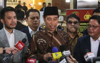 Presiden ketujuh RI Joko Widodo (tengah) menjawab pertanyaan wartawan di depan Gedung Bareskrim Mabes Polri, Jakarta, Selasa (20/5/2025). Joko Widodo memenuhi undangan Bareskrim Polri untuk memberikan klarifikasi terkait laporan soal ijazahnya. (Fathul Habib Sholeh)