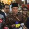 Presiden ketujuh RI Joko Widodo (tengah) menjawab pertanyaan wartawan di depan Gedung Bareskrim Mabes Polri, Jakarta, Selasa (20/5/2025). Joko Widodo memenuhi undangan Bareskrim Polri untuk memberikan klarifikasi terkait laporan soal ijazahnya. (Fathul Habib Sholeh)