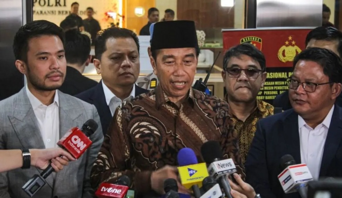 Presiden ketujuh RI Joko Widodo (tengah) menjawab pertanyaan wartawan di depan Gedung Bareskrim Mabes Polri, Jakarta, Selasa (20/5/2025). Joko Widodo memenuhi undangan Bareskrim Polri untuk memberikan klarifikasi terkait laporan soal ijazahnya. (Fathul Habib Sholeh)
