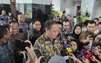 Menteri Koordinator Bidang Perekonomian Airlangga Hartarto usai menghadiri pelantikan pejabat eselon I Kementerian Keuangan di Jakarta, Jumat (23/5/2025) (Bayu Saputra)