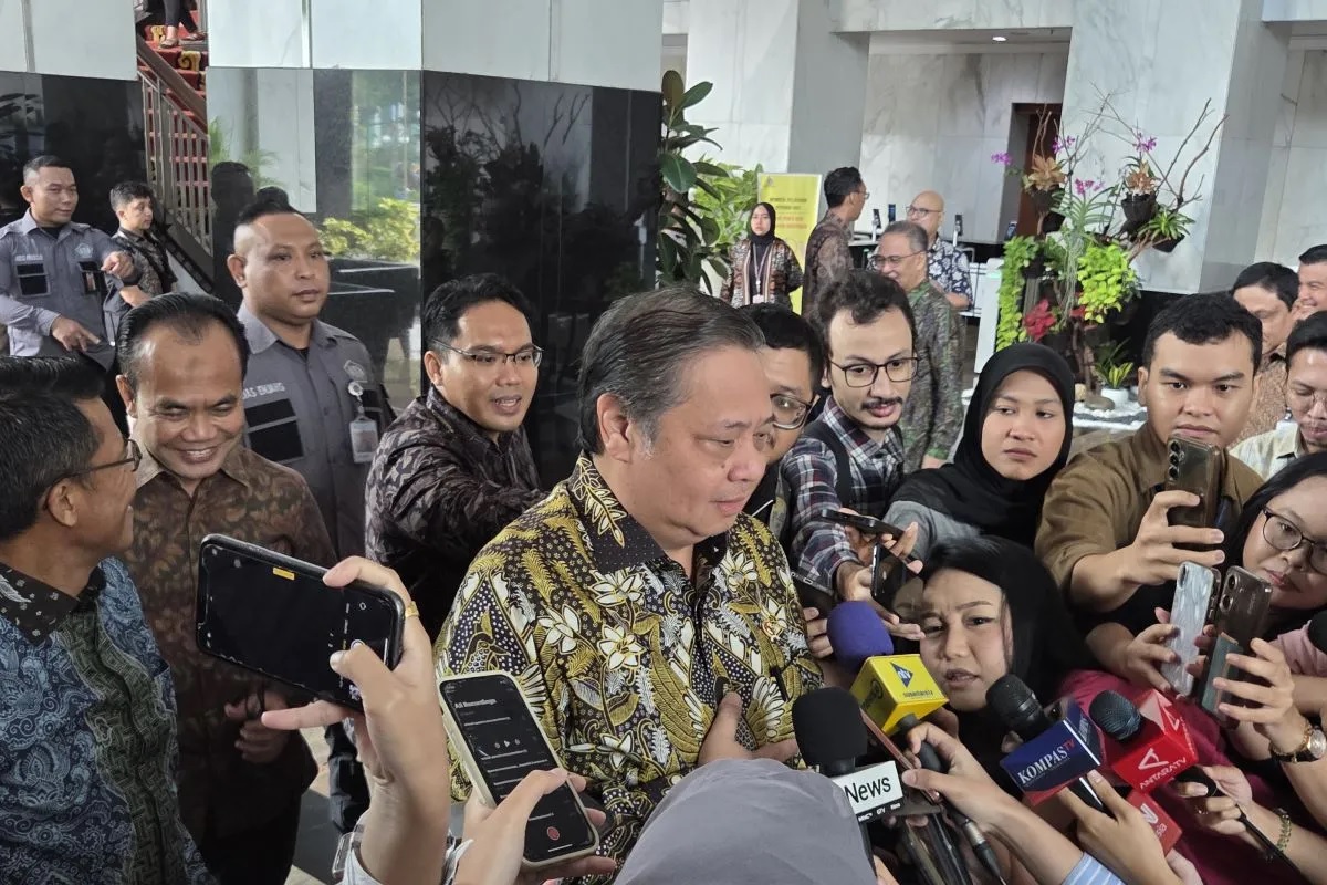 Menteri Koordinator Bidang Perekonomian Airlangga Hartarto usai menghadiri pelantikan pejabat eselon I Kementerian Keuangan di Jakarta, Jumat (23/5/2025) (Bayu Saputra)