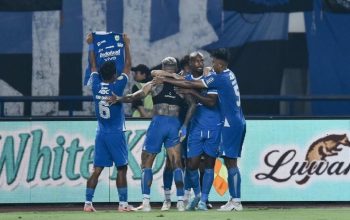 Persib Bandung merayakan gol ke gawang PSM Makassar di BRI Liga 1 2024/2025, Sabtu (1/2/2025) malam WIB. (c) Persib Bandung Official