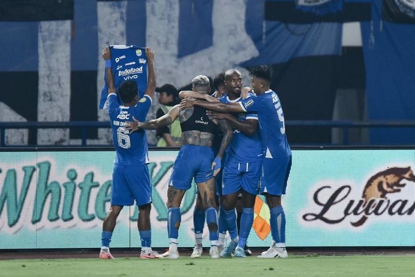 Persib Bandung merayakan gol ke gawang PSM Makassar di BRI Liga 1 2024/2025, Sabtu (1/2/2025) malam WIB. (c) Persib Bandung Official