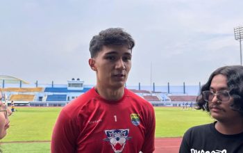 Penjaga gawang Persib Bandung Kevin Ray Mendoza saat memberikan keterangan di Stadion Arcamanik, Kota Bandung, Jawa Barat. (Rubby Jovan)