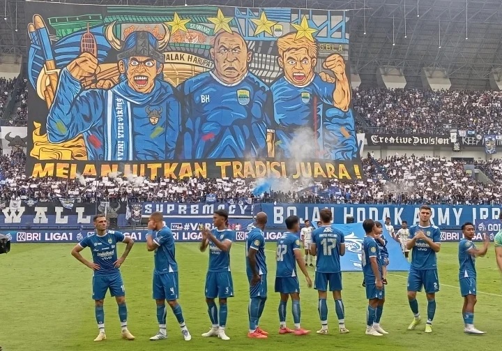 Suasana Koreografi Bobotoh Persib Bandung jelang laga Persib Bandung vs Persis Solo di Stadion Gelora Bandung Lautan Api, Kota Bandung, Sabtu (24/5/2025). FOTO-FOTO: TAOFIK ACHMAD HIDAYAT/RADAR BANDUNG