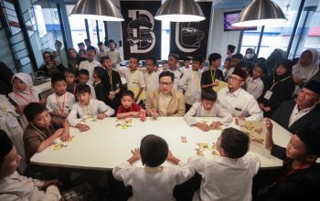 Ketua Umum PKB, Abdul Muhaimin Iskandar (Cak Imin), mengajak 100 anak yatim dari Pondok Pesantren At-Thayyibah, Sukabumi,