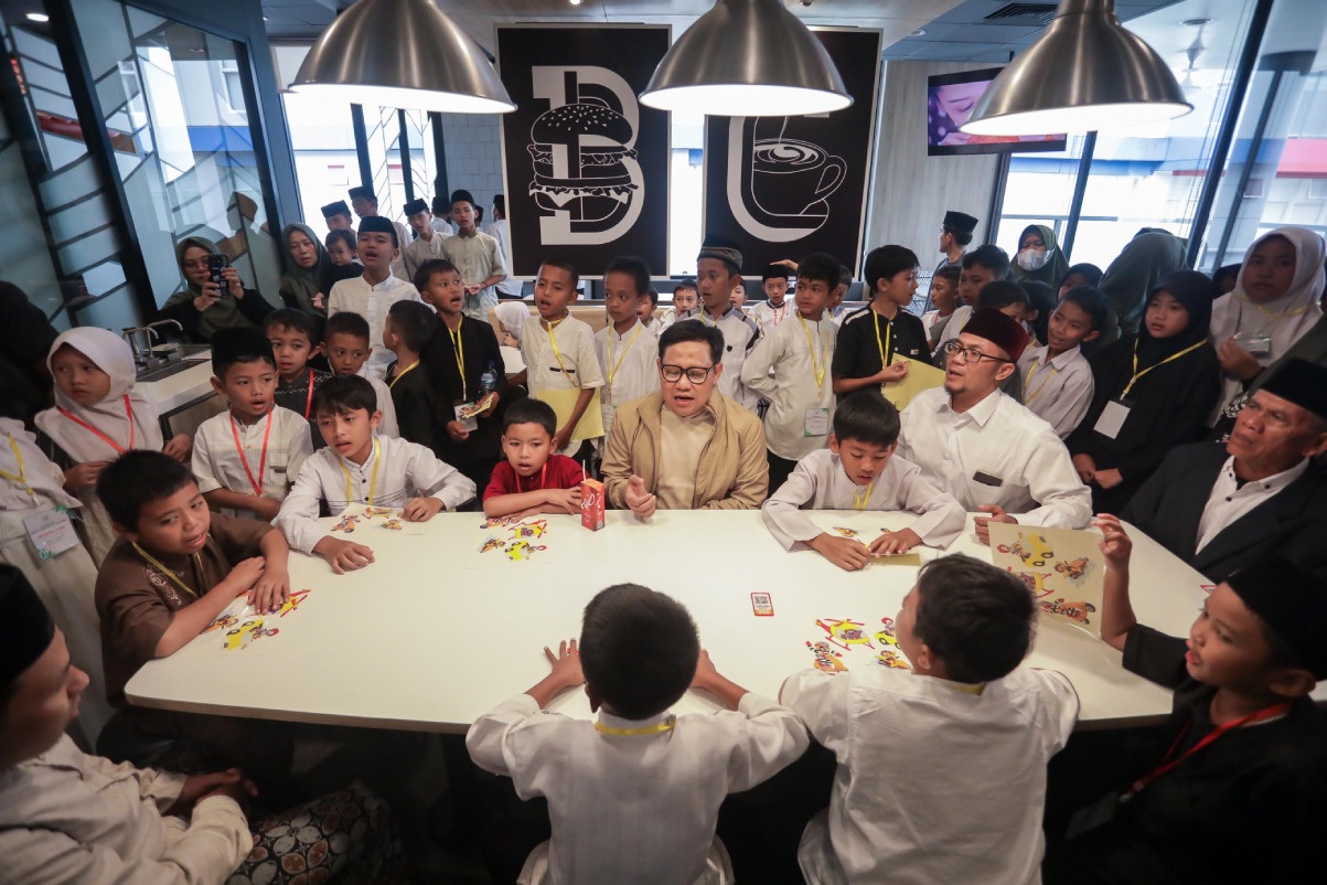 Ketua Umum PKB, Abdul Muhaimin Iskandar (Cak Imin), mengajak 100 anak yatim dari Pondok Pesantren At-Thayyibah, Sukabumi,