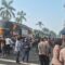 Rombongan bus membawa massa buruh di kawasan industri EJIP Cikarang, Kabupaten Bekasi, Jawa Barat, bersiap menghadiri peringatan May Day menuju Lapangan Monas, Kamis (1/5/2025).