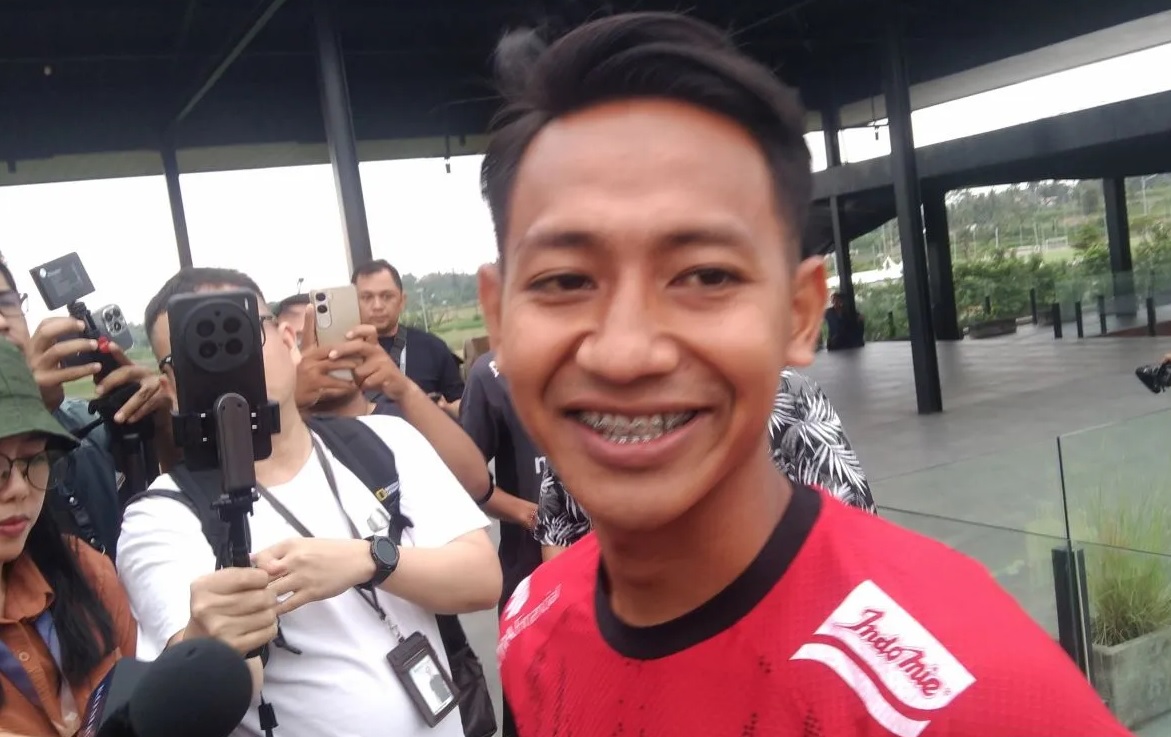 Gelandang muda Beckham Putra diwawancarai awak media di sela pemusatan latihan di Bali United Training Center, Kabupaten Gianyar, Bali, Selasa (27/5/2025).(Dewa Ketut Sudiarta Wiguna)
