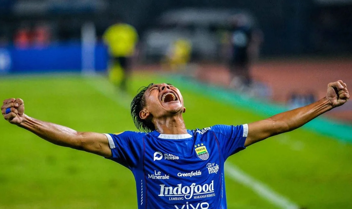 Pesepak bola Persib Bandung Beckham Putra melakukan selebrasi usai mencetak gol ke gawang Persik Kediri saat pertandingan BRI Liga 1 di Stadion Gelora Bandung Lautan Api (GBLA), Bandung, Jawa Barat, Rabu (5/3/2025). (Raisan Al Farisi)