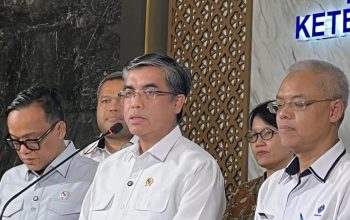 Menteri Ketenagakerjaan (Menaker) Yassierli saat melakukan konferensi pers terkait SE Larangan Diskriminasi dalam Proses Rekrutmen Tenaga Kerja di Kantor Kemnaker RI, Jakarta, Rabu (28/5/2025). (Arnidhya Nur Zhafira)