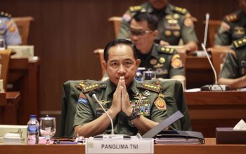 Panglima TNI Jenderal TNI Agus Subiyanto saat bersiap mengikuti rapat kerja dengan Komisi I DPR di Kompleks Parlemen, Senayan, Jakarta, Senin (26/5/2025). (Dhemas Reviyanto)