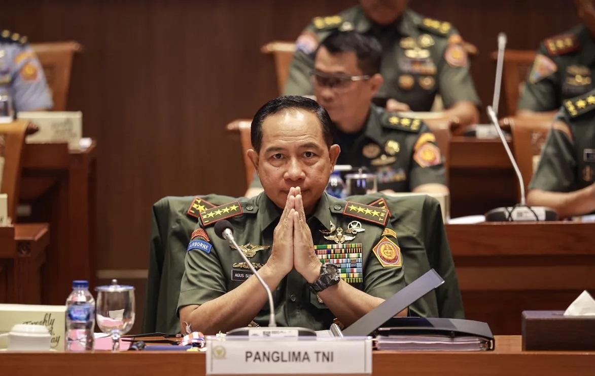 Panglima TNI Jenderal TNI Agus Subiyanto saat bersiap mengikuti rapat kerja dengan Komisi I DPR di Kompleks Parlemen, Senayan, Jakarta, Senin (26/5/2025). (Dhemas Reviyanto)