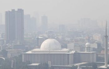 Masjid Istiqlal yang tertutup polusi di Jakarta, Jumat (21/6/2024).